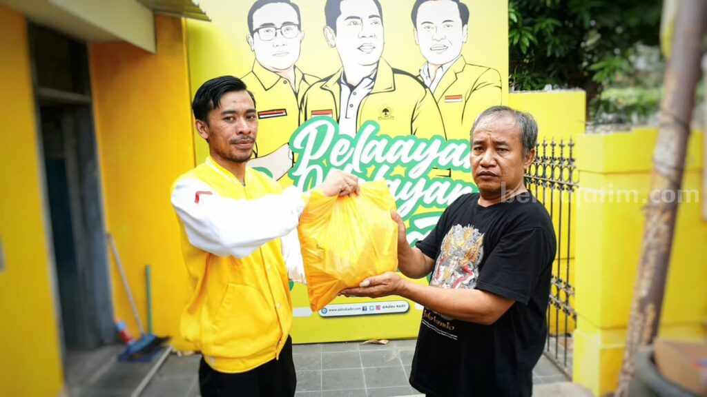 Golkar Surabaya bagikan paket sembako ke warga.