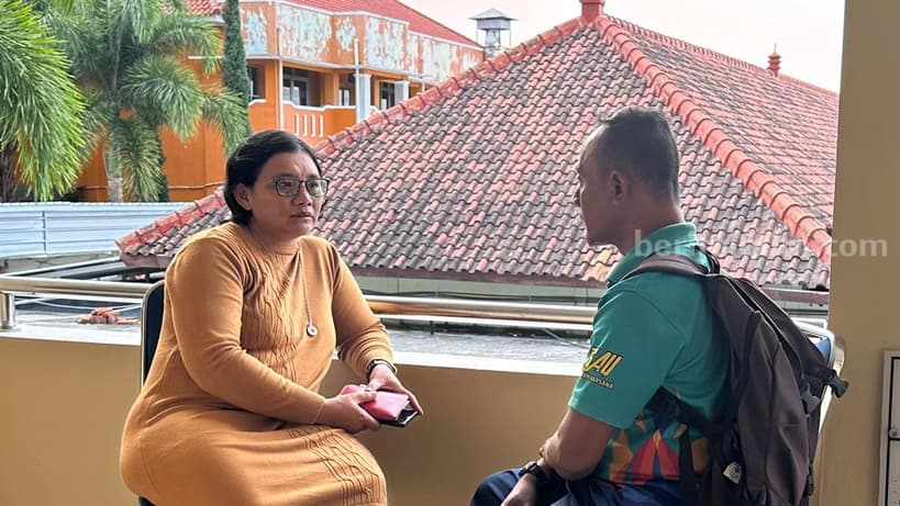 Diana Sasa saat berbincang dengan keluarga korban KDRT di RS Sayidiman, Magetan, Selasa (3/10/2023).