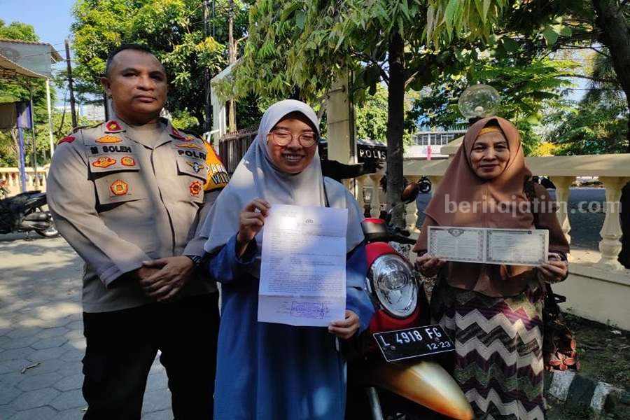Polsek Wonocolo Temukan Motor Hilang Dicuri 4 Tahun Lalu Kapolsek Sukolilo, Kompol M Sholeh (kiri) bersama dengan Quinzy Varira Tartusi di Polsek Wonocolo.