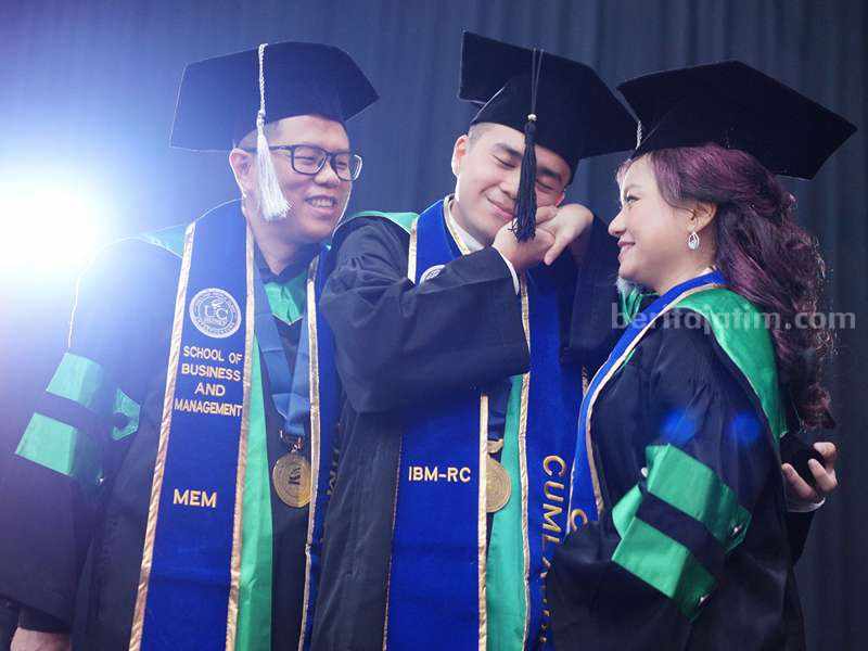 Pasangan suami istri dokter dan anaknya mengikuti wisuda ke XIV Universitas Ciputra Surabaya.