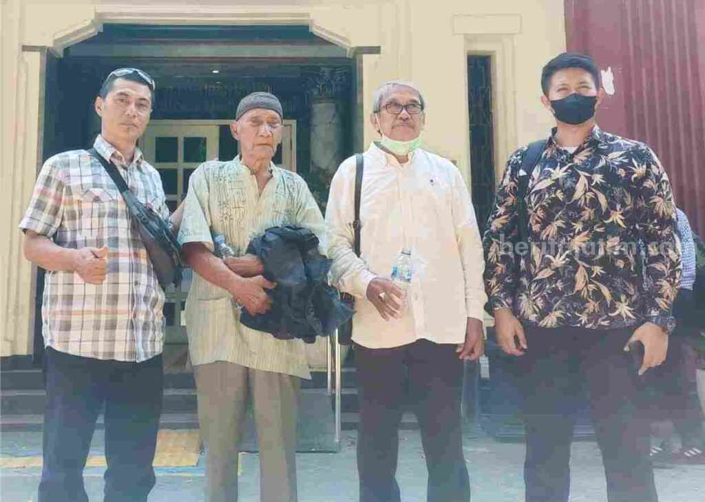 A Sahal saat datang ke PN Surabaya didampingi kuasa hukumnya R Trisno Hardani