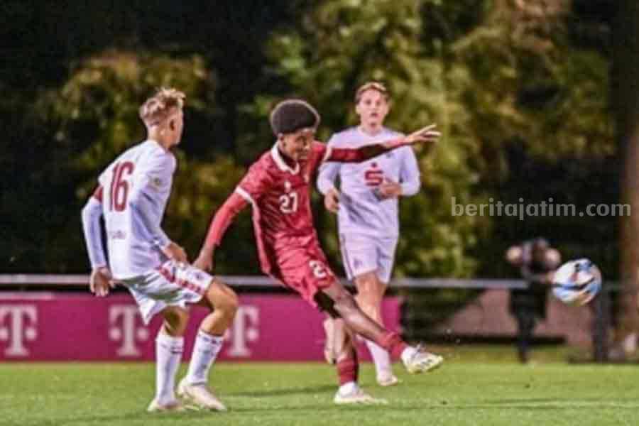 Aksi Chow Yun Damanik bersama Timnas Indonesia U-17 saat uji coba di Jerman. (foto:instagram/@8choww)