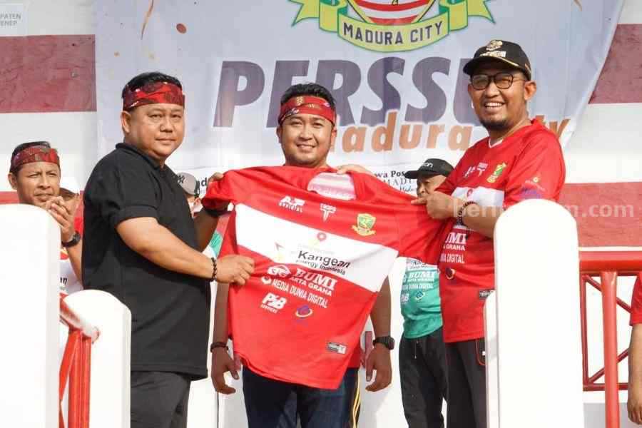 Bupati Sumenep Launching Jersey Anyar Perssu Bupati Sumenep Perssu