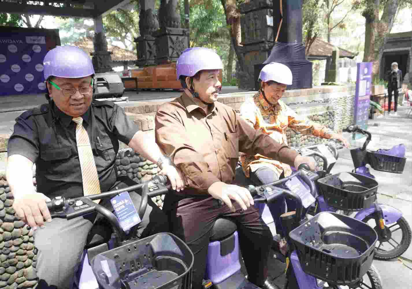 Wakil Rektor UB saat mencoba sepeda listrik dari PT Beam (Foto: Istimewa)