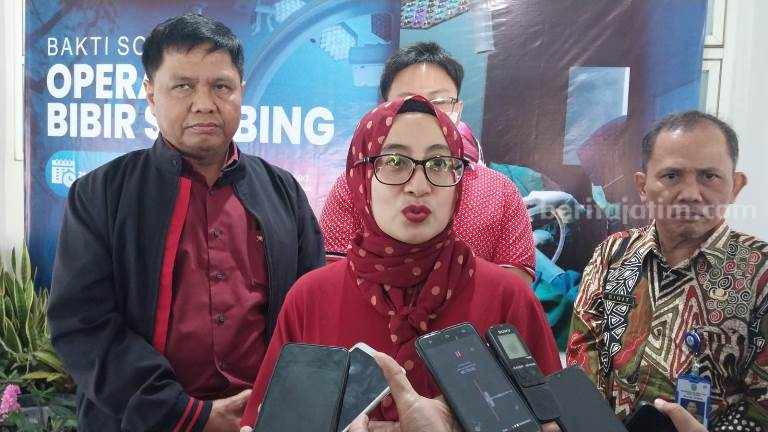Dekan Fakultas Kedokteran Universitas Jember Ulfa Elfiah (tengah), Winarno Dodo Saputro dari departemen bedah plastik Fakultas Kedokteran Universitas Airlangga (kiri), dan Direktur RS Paru Sigit kusuma Jati