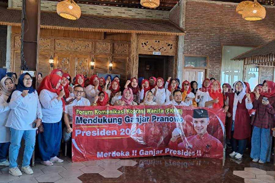 Forum Komunikasi Koperasi Wanita Jatim Berkumpul di Malang Deklarasi Dukung Ganjar Presiden Forum Komunikasi Koperasi Wanita (FKKW) di Jawa Timur mendeklarasikan dukungannya kepada Ganjar Pranowo.