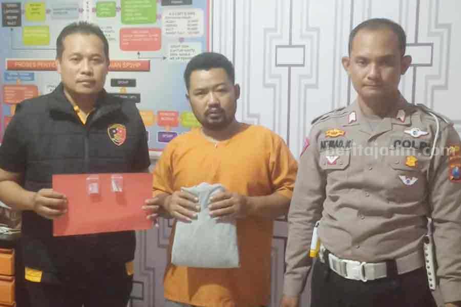 Foto tersangka pengedar sabu Abdilla saat diamankan di Polsek Duduksampeyan Gresik. (Deni Ali Setiono)