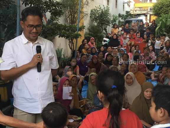 Bakal calon legislatof (bacaleg) dari Partai Gerindra, Azhar Kahfi bersama relawan akukoncomu saat sapa warga di kelurahan Wonorejo, Senin (2/10/2023).