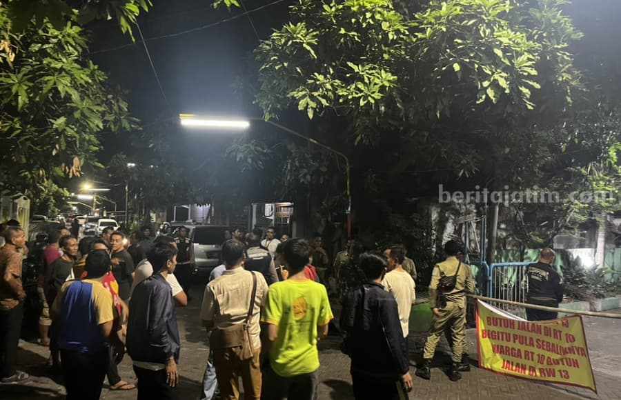 Akses Ditutup, Puluhan Warga Kertajaya Surabaya Tutup Balik Jalan Gang 6B Akses Jalan Ditutup