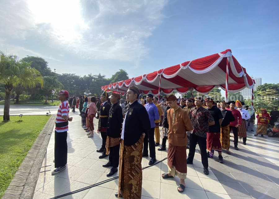 Upacara bendera dengan pakaian adat