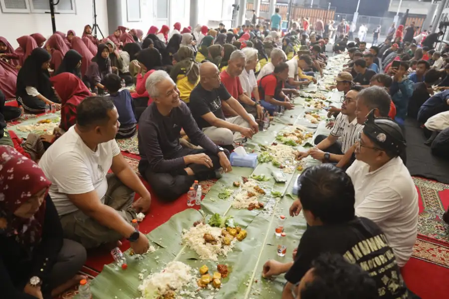Sambil Liwetan, Ganjar Tertawa dan Berbincang dengan Rakyat Sukamantri Bogor Ganjar Pranowo