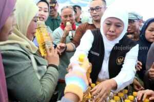 Gubernur Jatim, Khofifah Indar Parawansa di arena Pasar Murah