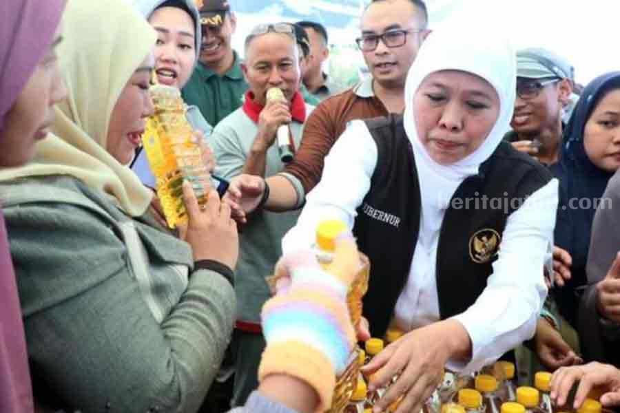 Gubernur Jatim, Khofifah Indar Parawansa di arena Pasar Murah