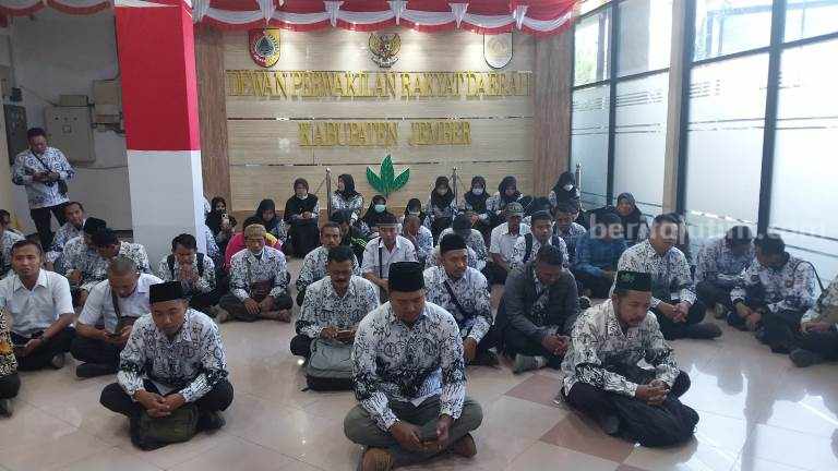 Protes Kuota PPPK, Puluhan Guru Honorer Bacakan Salawat di Gedung DPRD Jember