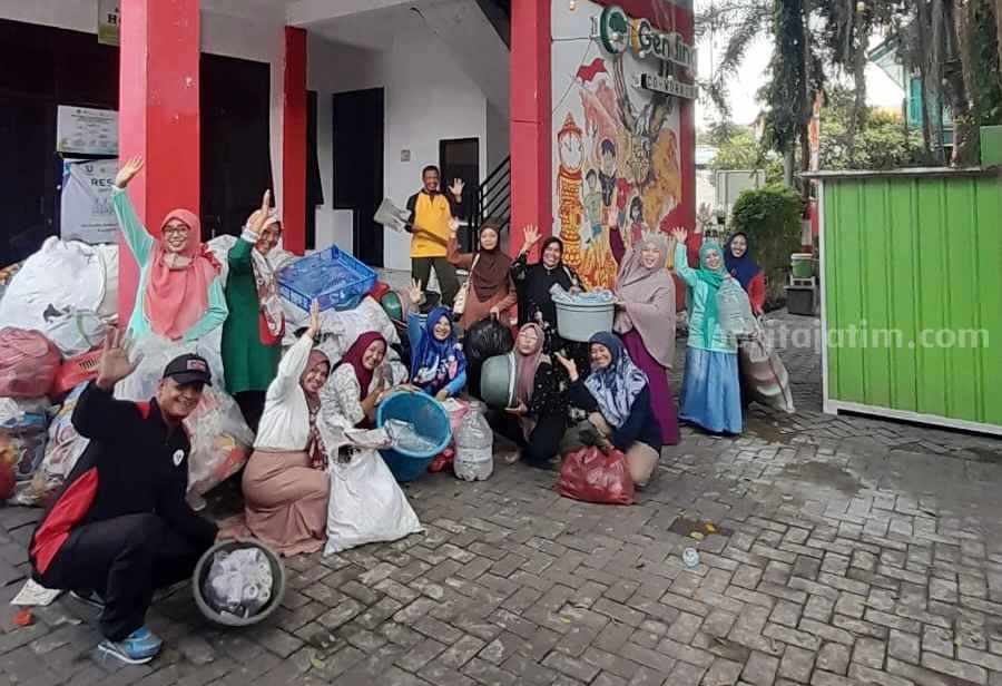 Warga mengumpulkan sampah sebelum dikirim ke tempat pembuangan akhir (TPA).