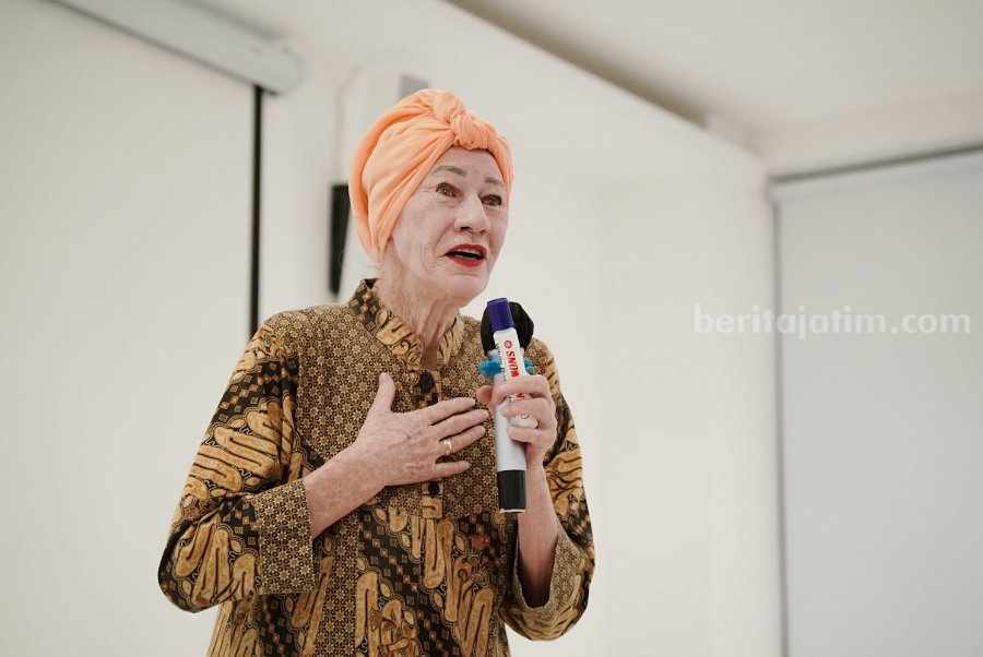 Tips Mahir Bicara Bahasa Inggris, Vicki Richardson: Jangan Pusing Mikir Tenses Vicki Richardson, guru relawan asal Australia yang mengajar Bahasa Inggris. (Foto: istimewa)