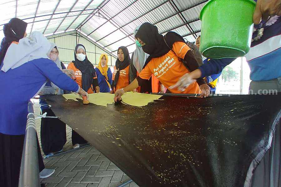 Sejumlah anggota Bengkura Mas saat melakukan kegiatan membatik