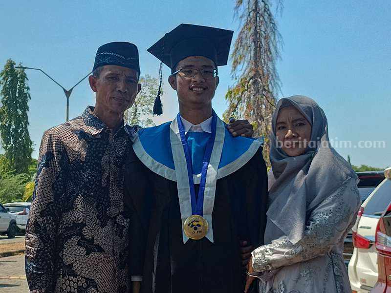 Mohammad Firman Ramadhan, lulusan terbaik PENS bersama kedua orang tuanya usai prosesi wisuda.