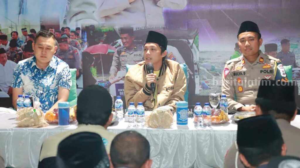 Gus Idam (tengah) saat memberikan tausiah dihadapan anggota Polantas Polres Gresik