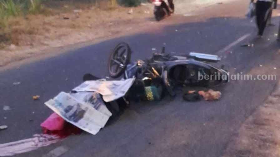 Kondisi korban usai tertabrak truk tangki air nopol S 9163 UR di Jalan Raya Desa Kemasantani, Kecamatan Gondang, Kabupaten Mojokerto. [Foto : ist]
