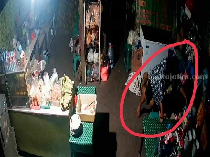 Tangkapan layar rekaman CCTV saat pencuri menyatroni warung.