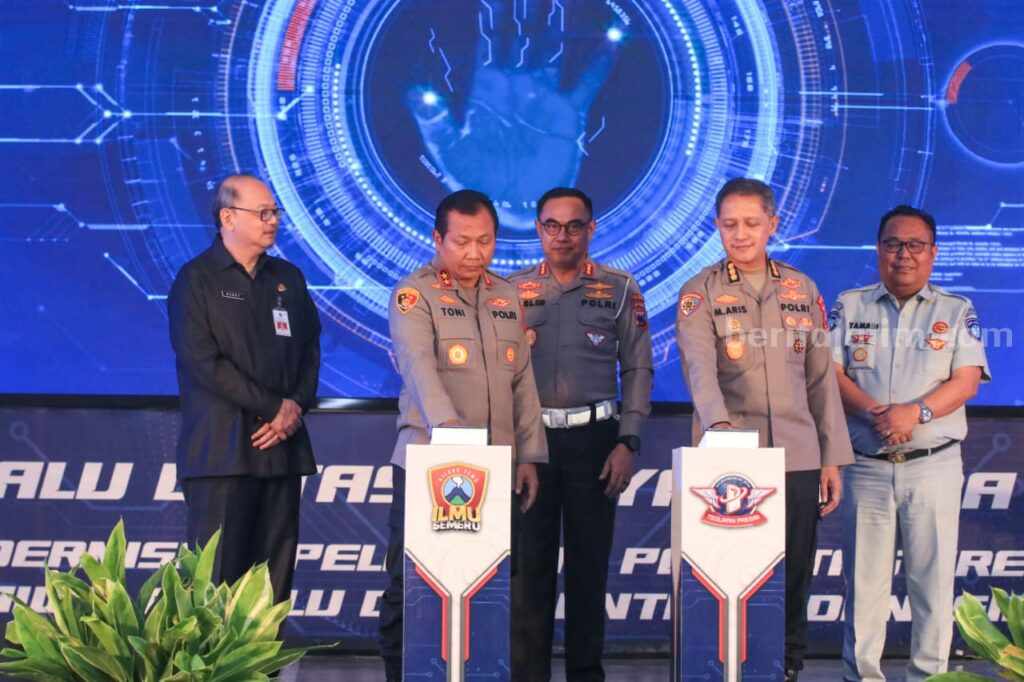Kapolda Jatim dan Dirlantas saat peluncuran Aplikasi ILMU