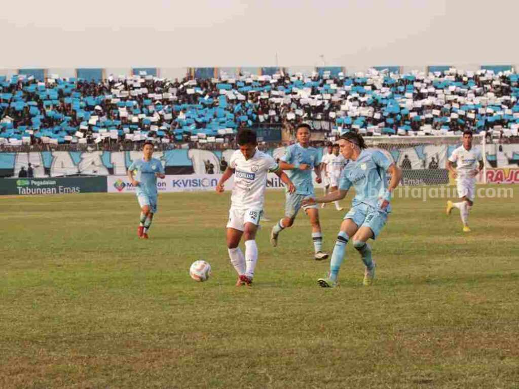 Pemain Gresik United (putih) dikeroyok tiga pemain Persela