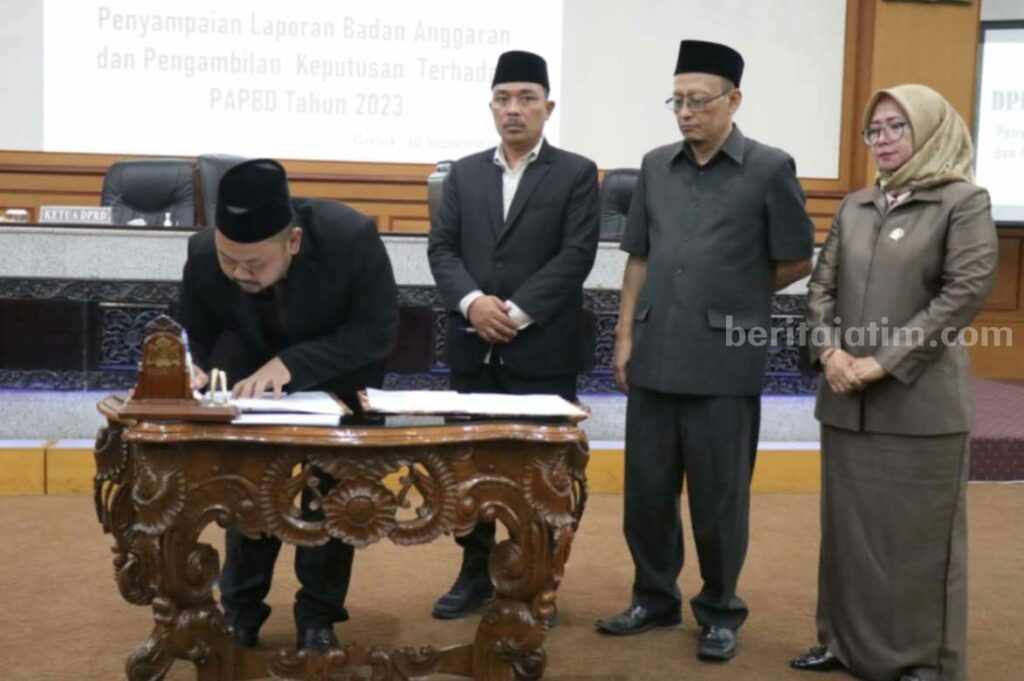 Bupati Gresik Fandi Akhmad Yani menandatangani nota P-APBD disaksikan Ketua dan Wakil Ketua DPRD