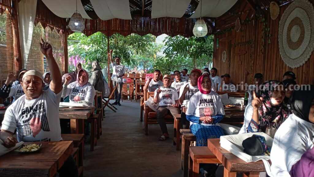 Bakul Sayur di Malang Nilai Ganjar Pranowo Merakyat Ratusan Mlijo Makmur mendeklarasikan dukung Ganjar Pranowo Presiden 2024, Minggu (1/10/2023).