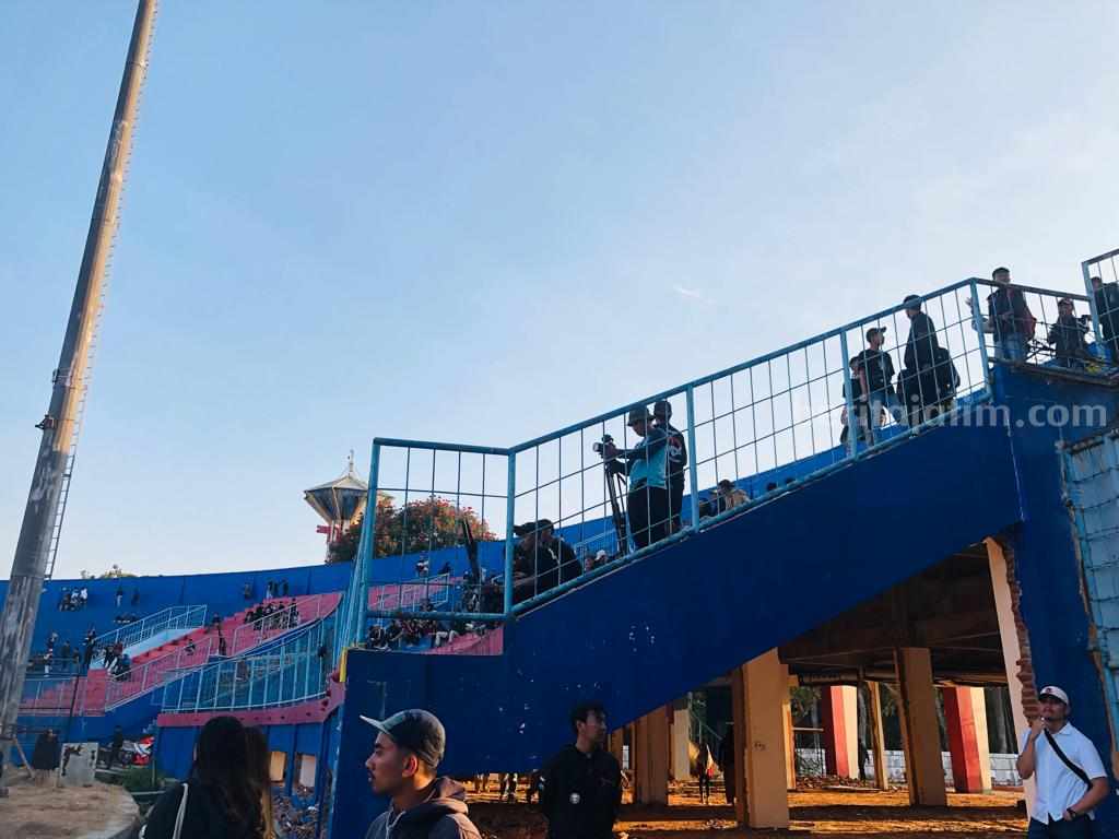 Setahun Tragedi Kanjuruhan- Masuk Tribun Gate 13, Keluarga Korban Tragedi Kanjuruhan Meratap Pilu Tragedi Kanjuruhan
