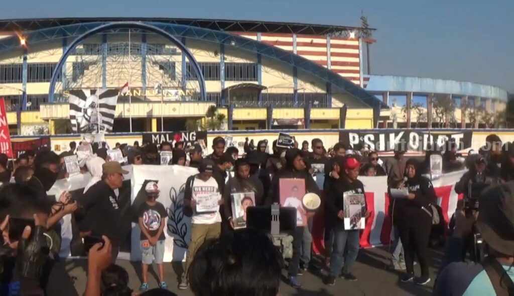 Derap Perjuangan Keluarga Korban Tuntut Keadilan di Setahun Tragedi Kanjuruhan Keluarga Korban