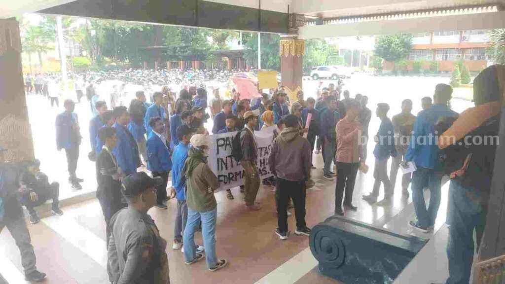 Aksi demo PC PMII dan PKL Modongan di halaman Kantor Pemkab Mojokerto. [Foto : ist]