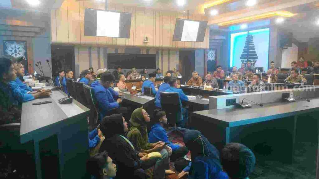 Audiensi PC PMII, PKL Modongan dan Bupati Mojokerto, Ikfina Fahmawati. [Foto : ist]