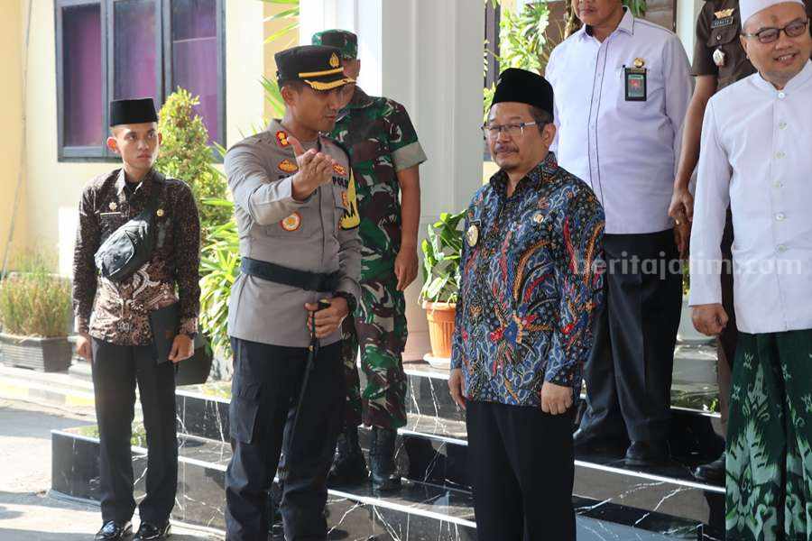 Kapolres Pasuruan, AKBP Bayu Pratama Gubunagi saat berkoordinasi dengan Pj Bupati Pasuruan, Andriyanto.