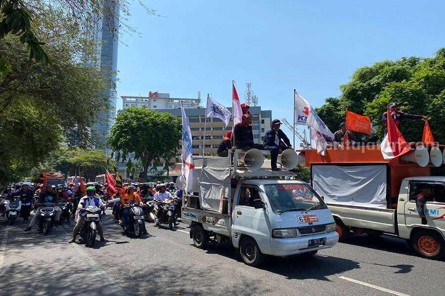 Massa buruh yang berdemo di Jalan Gubernur Suryo depan Gedung Negara Grahadi, Senin (02/10/2023). (Foto/Anggadia).