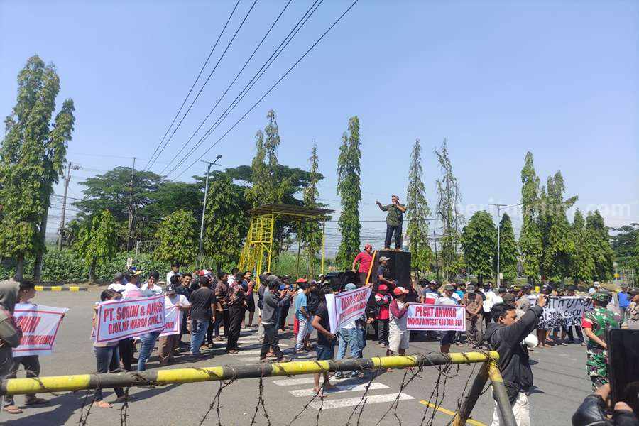 Sejumlah warga saat mendatangi PT Sorini Towa Berlian Corporindo (STBC) yang berada di Kecamatan Beji, Kabupaten Pasuruan.