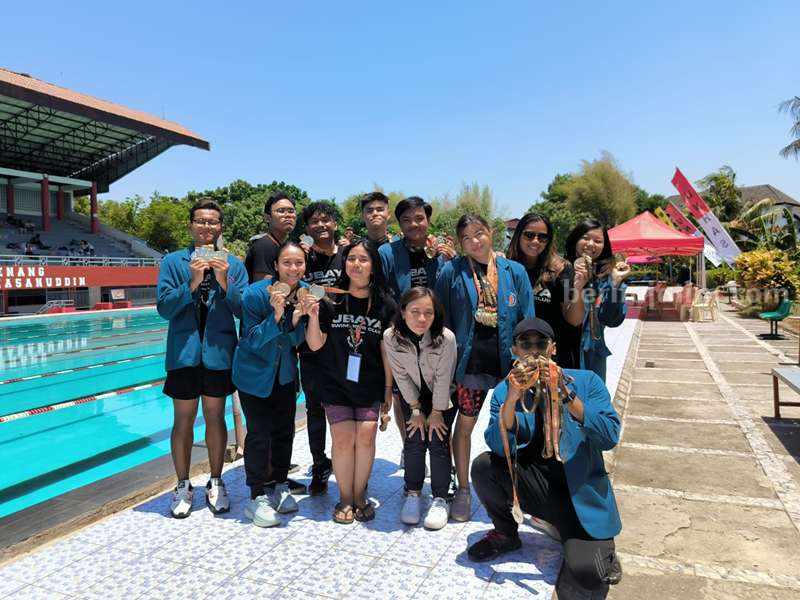 Mahasiswa Ubaya Borong 21 Medali di KRAMSI XI Mahasiswa Ubaya peraih medali di kejuaraan renang KRAMSI XI di Unhas Makassar.