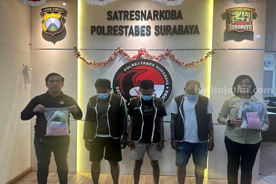Ketiga bandar Surabaya yang diamankan Satreskoba Polrestabes Surabaya. (Foto/humas Polrestabes Surabaya)