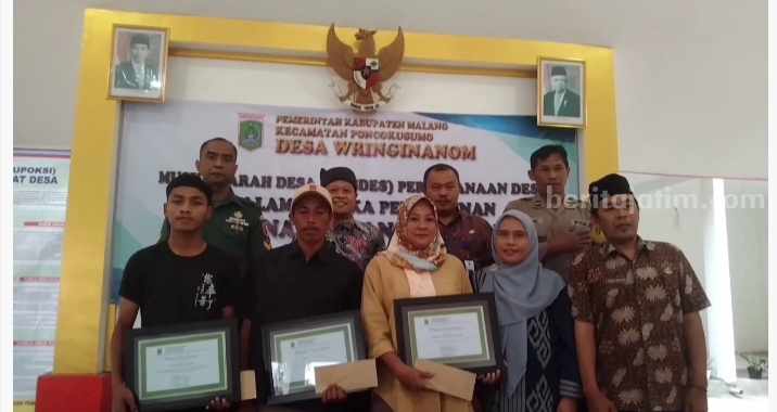 Pemdes Wringinanom, Kecamatan Poncokusumo, Kabupaten Malang, memberikan apresiasi bagi warga berprestasi dalam Musdes RKP, Selasa (3/10/2023).
