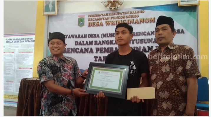Pemdes Wringinanom, Kecamatan Poncokusumo, Kabupaten Malang, memberikan apresiasi bagi warga berprestasi dalam Musdes RKP, Selasa (3/10/2023).