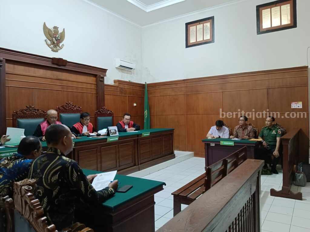 Persidangan gugatan wanprestasi antara Fifie Pudjihartono dan Ellen Sulistyo di ruang Dari 1 PN Surabaya.
