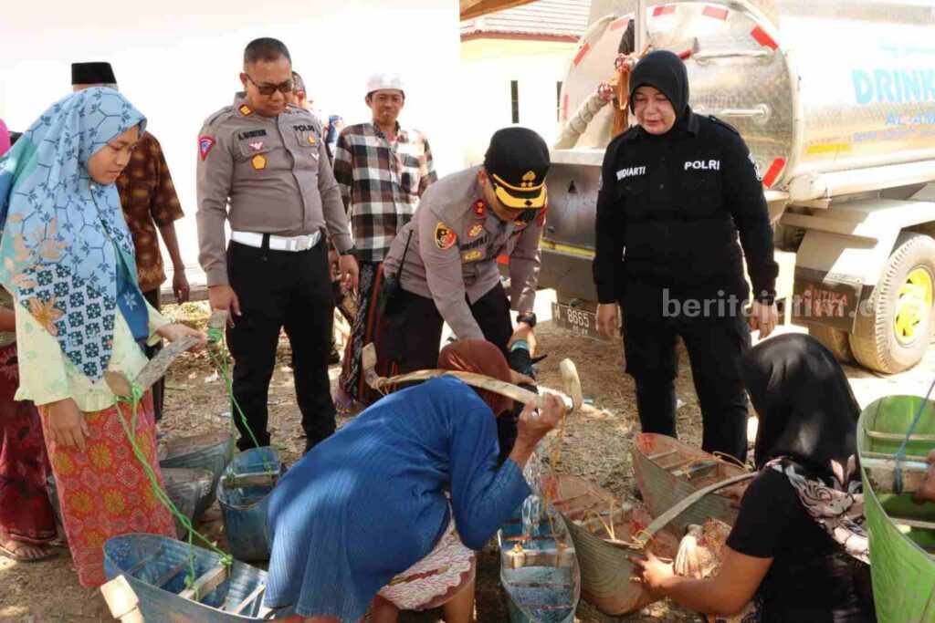 Polres Sumenep distribusikan air bersih
