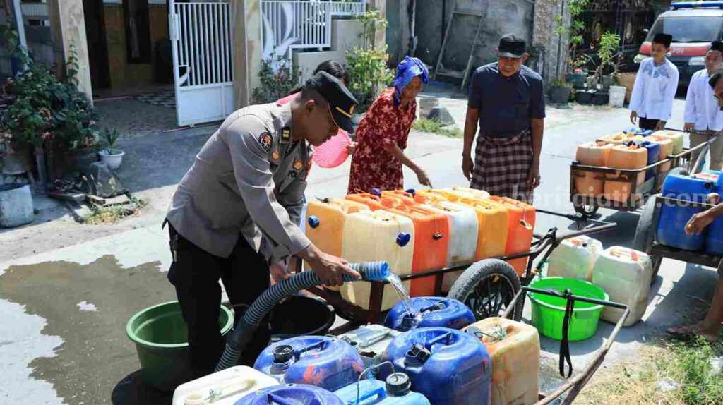 Foto warga Desa Tumapel, Kecamatan Duduksampeyan, Gresik, berduyun-duyun antri mendapat bantuan air bersih.