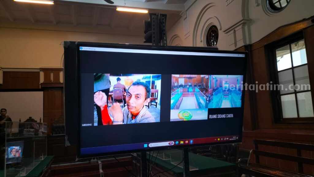 Kelabuhi RS PHC, Dokter Gadungan Dihukum 3,5 Tahun Penjara Terdakwa Susanto saat menjalani sidang di PN Surabaya