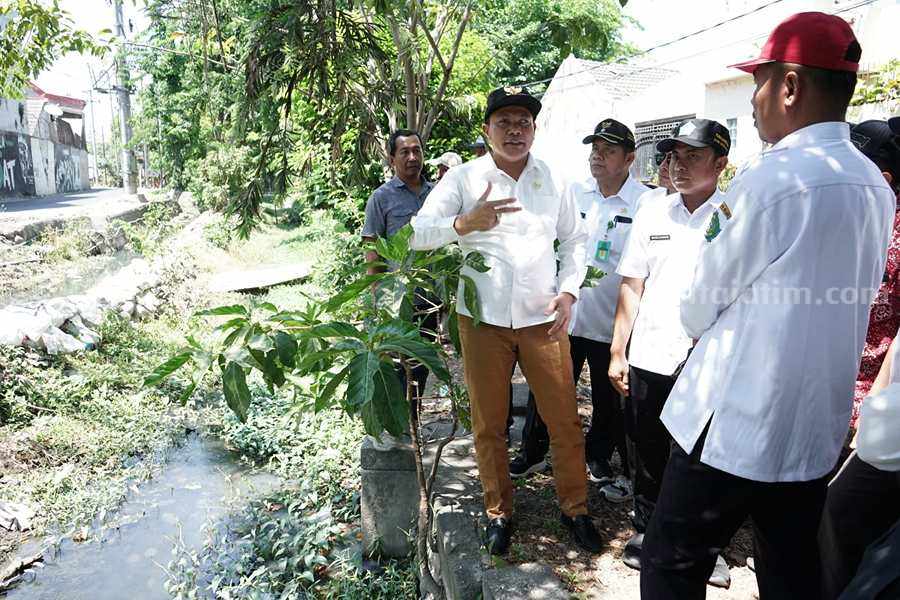 Wabup Sidoarjo H. Subandi melihat kondisi Sungai di Deltasari Waru