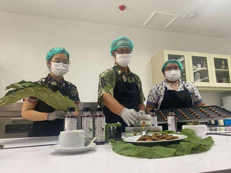 Tjie Kok dan tim menunjukkan produk olahan dari daun jati.