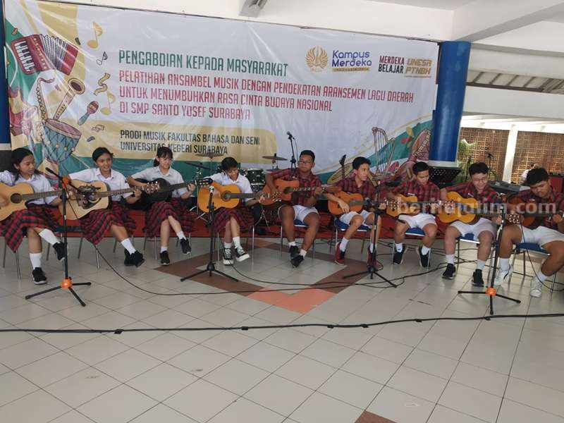 Siswa mementaskan hasil pelatihan musik ansambel di SMP Santo Yosef Surabaya.