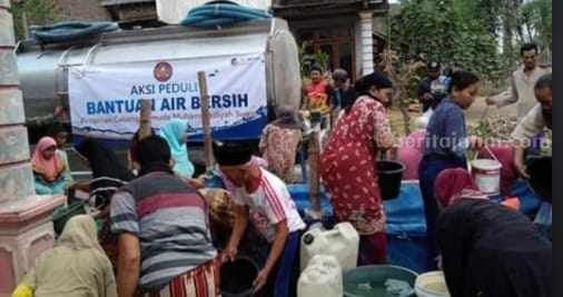 Warga 10 RT di Malang Selatan Antri Pasokan Air Bersih Antrian pasokan air bersih di Desa Sumbermanjing Wetan, Kabupaten Malang, Kamis (5/10/2023).