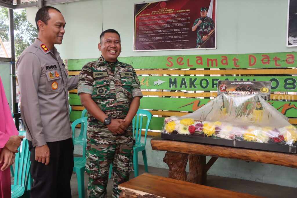 Kapolres Malang Rayakan HUT TNI ke-78 di Koramil Wagir Kapolres Malang AKBP Putu Kholis Aryana, menyerahkan tumpeng peringatan HUT TNI ke-78 Tahun kepada Danramil Wagir Kapten Arm Heru Santoso, Kamis (5/10/2023).