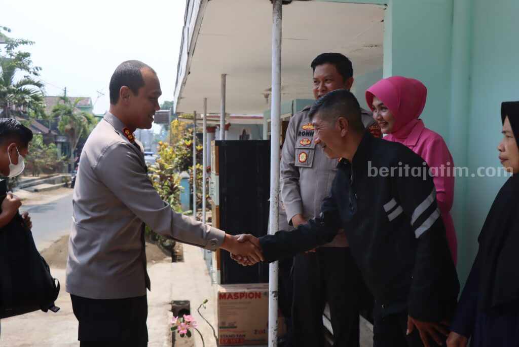 Kapolres Malang AKBP Putu Kholis Aryana, menyerahkan bantuan sekaligus merenovasi rumah keluarga Korba Tragedi Kanjuruhan di Wagir, Kabupaten Malang, Kamis (5/10/2023).
